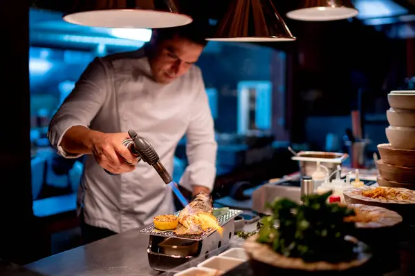 Chef Masculino Usando Maçarico Enquanto Prepara Frutos Mar Cozinha Restaurante — Fotografia de Stock