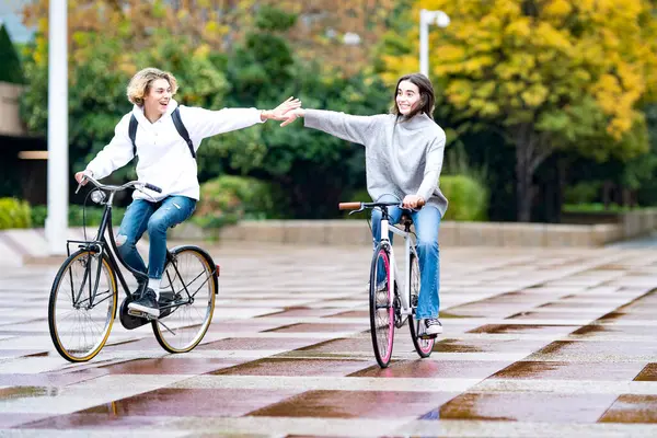 Obekymrade Vänner Cykla Vandringsled Parken — Stockfoto