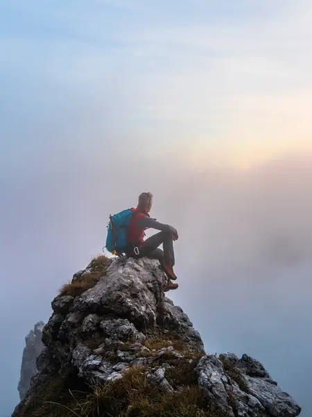 Caminhante Pensativo Sentado Pico Montanha Durante Nascer Sol Bergamasque Alps — Fotografia de Stock