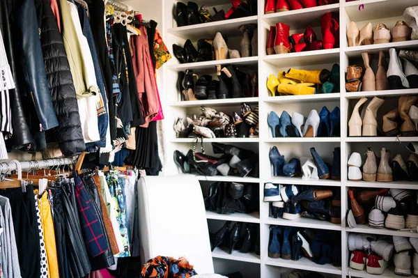 Abondance Chaussures Vêtements Dans Garde Robe Maison — Photo
