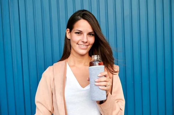 Jonge Vrouw Met Herbruikbare Fles Staande Tegen Blauwe Metalen Wand — Stockfoto