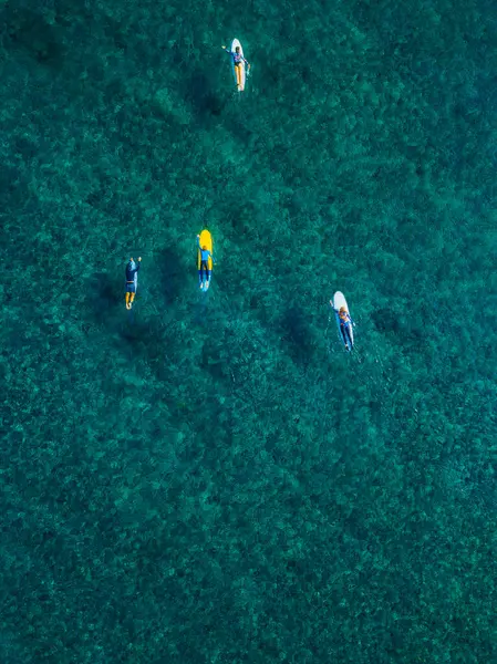 Veduta Aerea Dei Surfisti Che Nuotano Nelle Acque Turchesi Del — Foto Stock