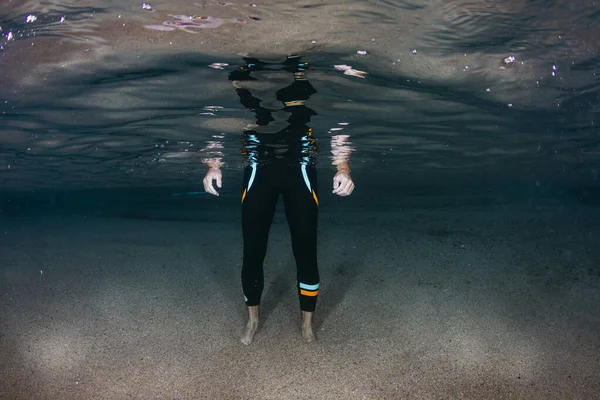 Подводный Вид Низкую Часть Человека Стоящего Песчаном Дне Моря — стоковое фото