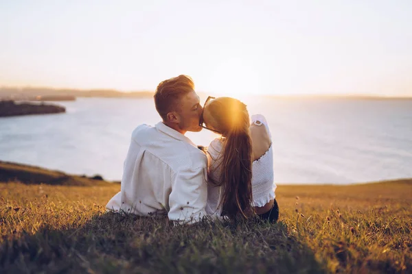 Junges Paar Küsst Sich Beim Entspannen Auf Einem Hügel Mirador — Stockfoto