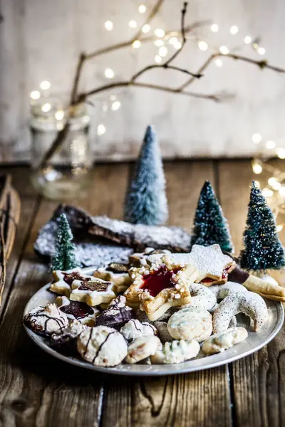 Plaat Van Vers Gebakken Kerstkoekjes — Stockfoto