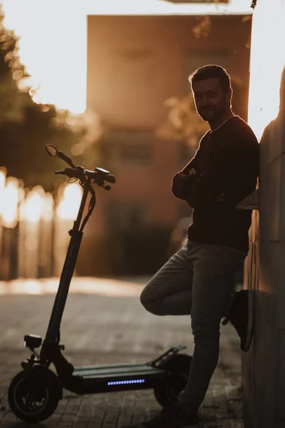 Hombre Con Los Brazos Cruzados Pie Por Vespa Eléctrica Pie —  Fotos de Stock