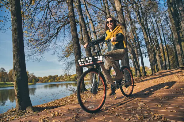 Uśmiechnięta Kobieta Jeżdżąca Rowerze Parku Słoneczny Dzień — Zdjęcie stockowe