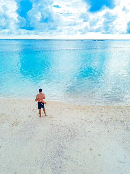 Touriste Masculin Avec Anneau Gonflable Tout Tenant Sur Côte Tout — Photo