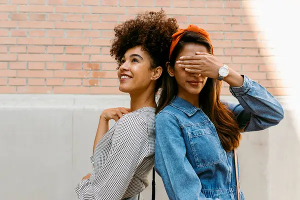 Mujer Joven Cubriendo Ojo Con Mano Mientras Está Pie Espalda — Foto de Stock