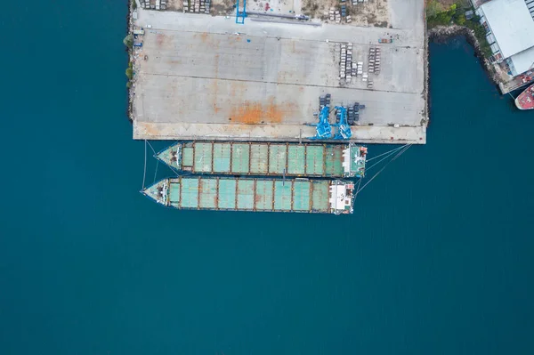 Drone Vista Buques Portacontenedores Amarrados Por Muelle Puerto Mar Azul — Foto de Stock