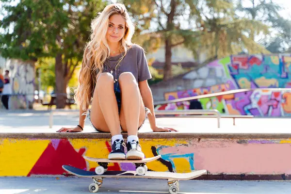 Mooie Blonde Vrouw Zittend Met Skateboards Park — Stockfoto