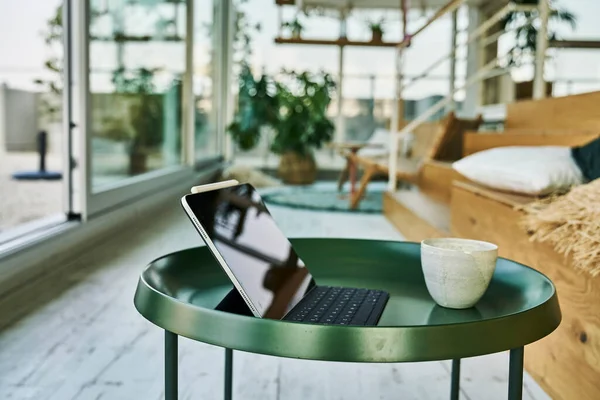 Digital Surfplatta Med Datortangentbord Och Kaffekopp Bordet Hemma — Stockfoto