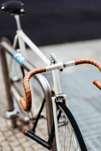 Handlebar Racing Bicycle Locked Bicycle Rack — Stock Photo, Image