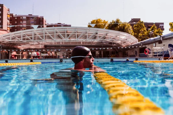 Männlicher Schwimmer Bei Spurmarkierung Schwimmbad — Stockfoto