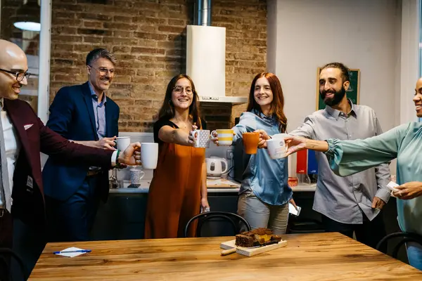 Sonriendo Hombres Mujeres Empresarios Tostando Café Sobre Mesa Cocina Oficina — Foto de Stock