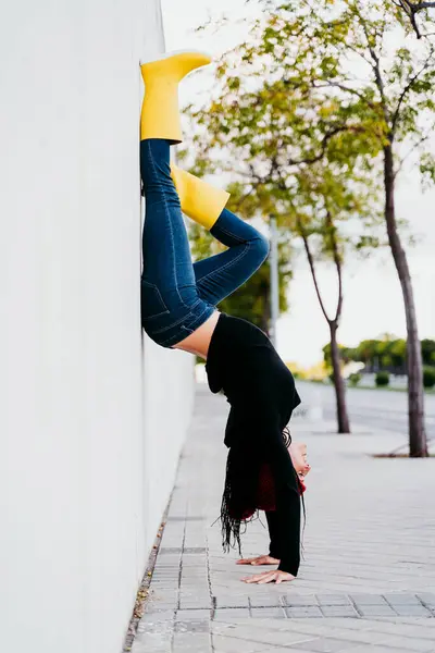 Woman Doing Handstand Footpath — Stock Photo, Image