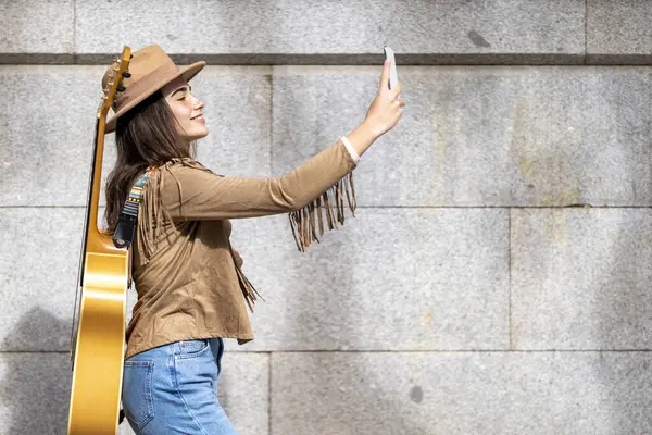 Jovem Músico Feminino Tomando Selfie Enquanto Caminhava Pela Parede — Fotografia de Stock