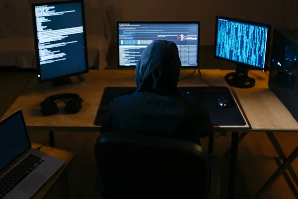 Hacker Υπολογιστή Κάνει Κωδικοποίηση Στον Υπολογιστή Ενώ Κάθεται Στο Γραφείο — Φωτογραφία Αρχείου