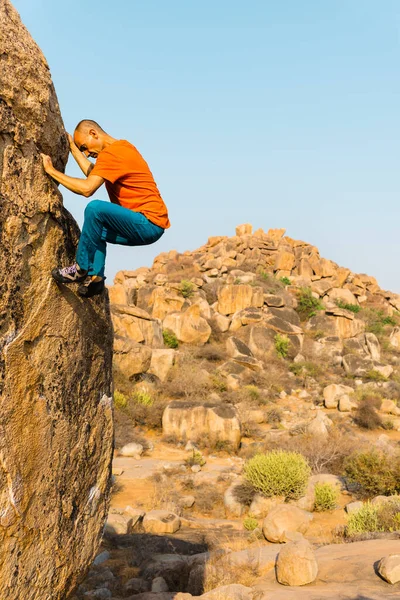 Hombre Escalador Roca Pared Roca Ascendente Con Colina Fondo — Foto de Stock