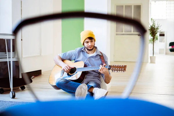 Gitarzysta Ćwiczący Gitarze Siedząc Podłodze Studio — Zdjęcie stockowe