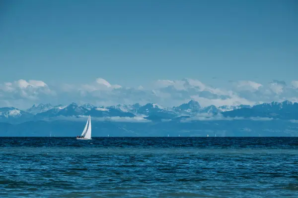 Eenzame Zeilboot Zeilen Blauwe Wateren Van Bodensee Met Alpen Achtergrond — Stockfoto