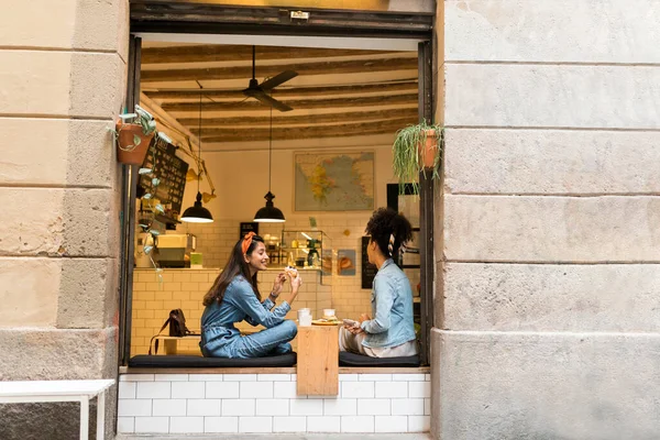 Друзі Їдять Сидячи Біля Вікна Кафе Місті — стокове фото