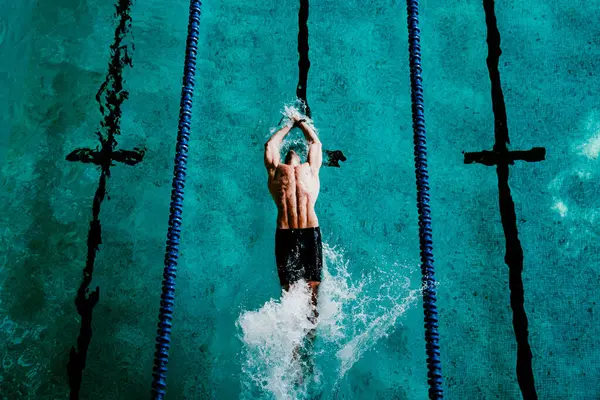 Nageur Professionnel Masculin Faisant Dos Dans Piscine — Photo