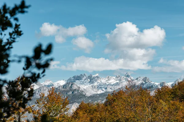 Nubes Sobre Picos Picos Europa Extienden Otoño —  Fotos de Stock