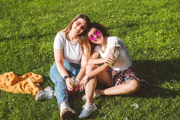 Glückliche Freundinnen Sitzen Bei Sonnigem Wetter Mit Limonade Auf Dem — Stockfoto