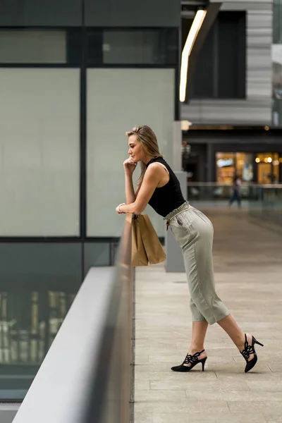 Tänksam Kvinna Med Huvud Händerna Lutande Räcke När Står Vid — Stockfoto