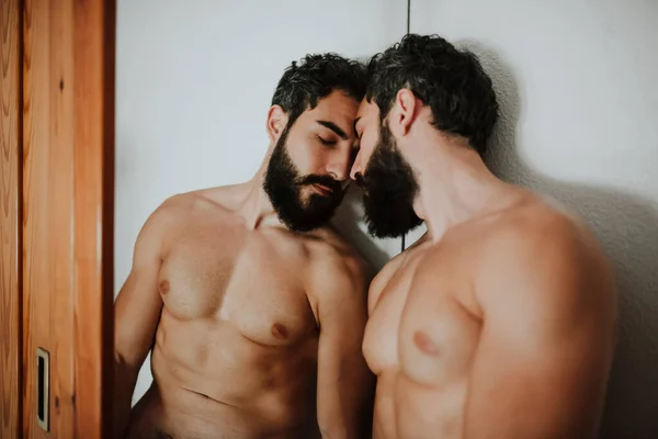 Uomo Nudo Appoggiato Specchio Casa — Foto Stock