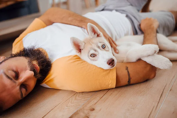 Hombre Descansando Con Cachorro Suelo Casa —  Fotos de Stock