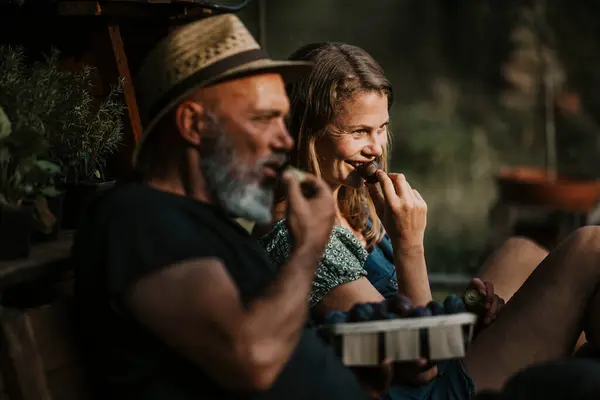 Amici Sorridenti Mangiare Verdura Mentre Seduti Sulla Panchina All Aperto — Foto Stock