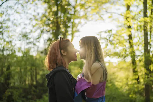 Młoda Lesbijka Robi Romans Stojąc Lesie — Zdjęcie stockowe