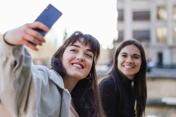 Feliz Joven Mujer Tomando Selfie Amigo Femenino Mientras Turismo — Foto de Stock
