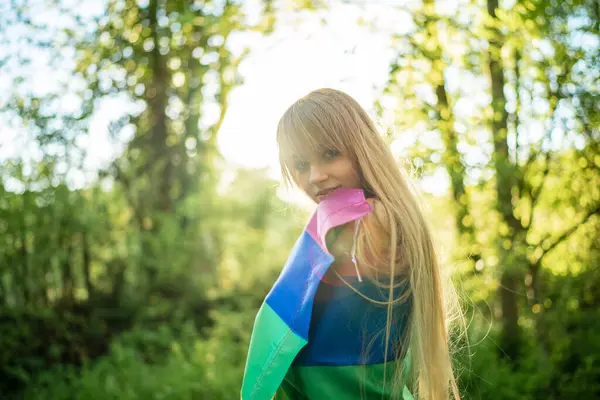 Junge Blonde Frau Bunte Wand Gehüllt Die Wald Steht — Stockfoto