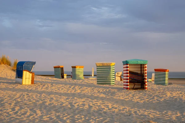 Gestreepte Tenten Aan Het Strand Tegen Bewolkte Lucht Bij Zonsondergang — Stockfoto