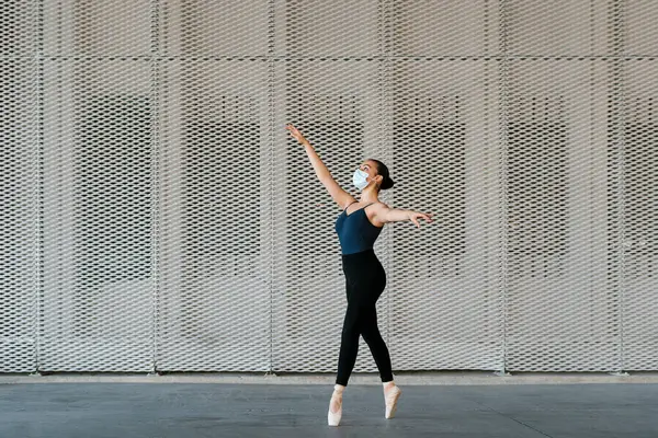 Bailarina Ballet Pie Puntillas Mientras Practica Contra Pared Metálica —  Fotos de Stock