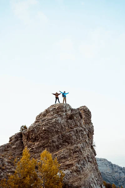 Pareja Pie Pico Montaña Roca Contra Cielo — Foto de Stock