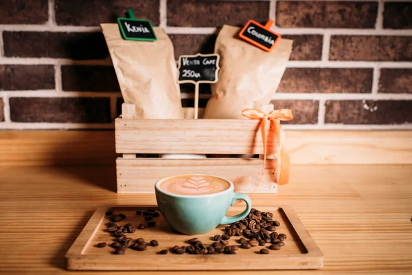 Kaffee Mit Latte Art Inmitten Von Kaffeebohnen Auf Holztablett — Stockfoto