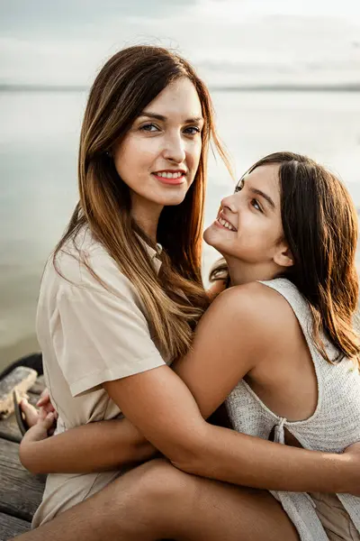 Mother Daughter Embracing Each Other Jetty Lake — Stock Photo, Image