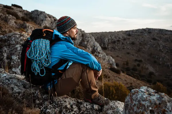 Ενήλικο Άνδρα Που Κοιτάζει Θέα Ενώ Κάθεται Βράχο Στο Βουνό — Φωτογραφία Αρχείου