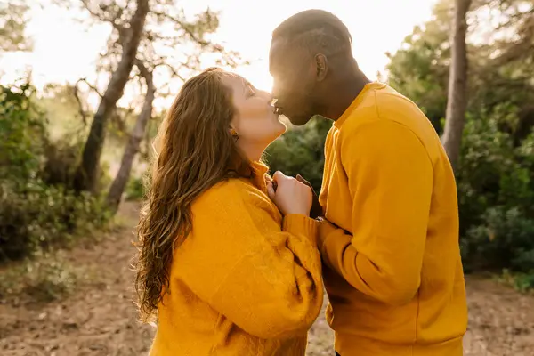 Couple Kissing While Holding Hands Standing Forest — Stock Photo, Image