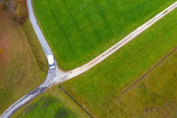 Drohnen Blick Auf Transporter Der Herbst Kreuzung Passiert — Stockfoto