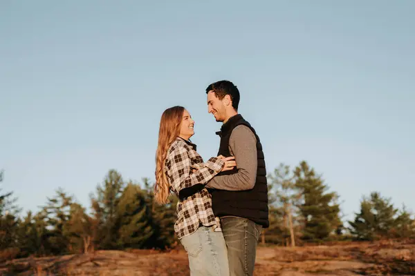 两对年轻夫妇在秋天远足时拥抱 — 图库照片