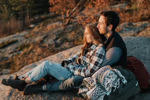 Young Couple Sitting Together Rocky Surface Autumn Hike — Foto de Stock