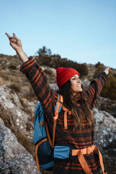 Senderista Sonriente Con Los Brazos Levantados Montaña Rocosa Contra Cielo — Foto de Stock