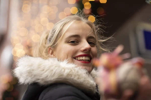 クリスマスライトに対する装飾を持つ幸せな若い女性 — ストック写真