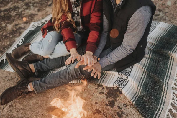 Young Couple Sitting Together Front Campfire — Stock Photo, Image