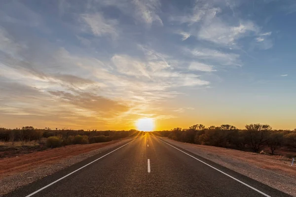 Pusty Lasseter Highway Wschodzie Słońca Australia — Zdjęcie stockowe